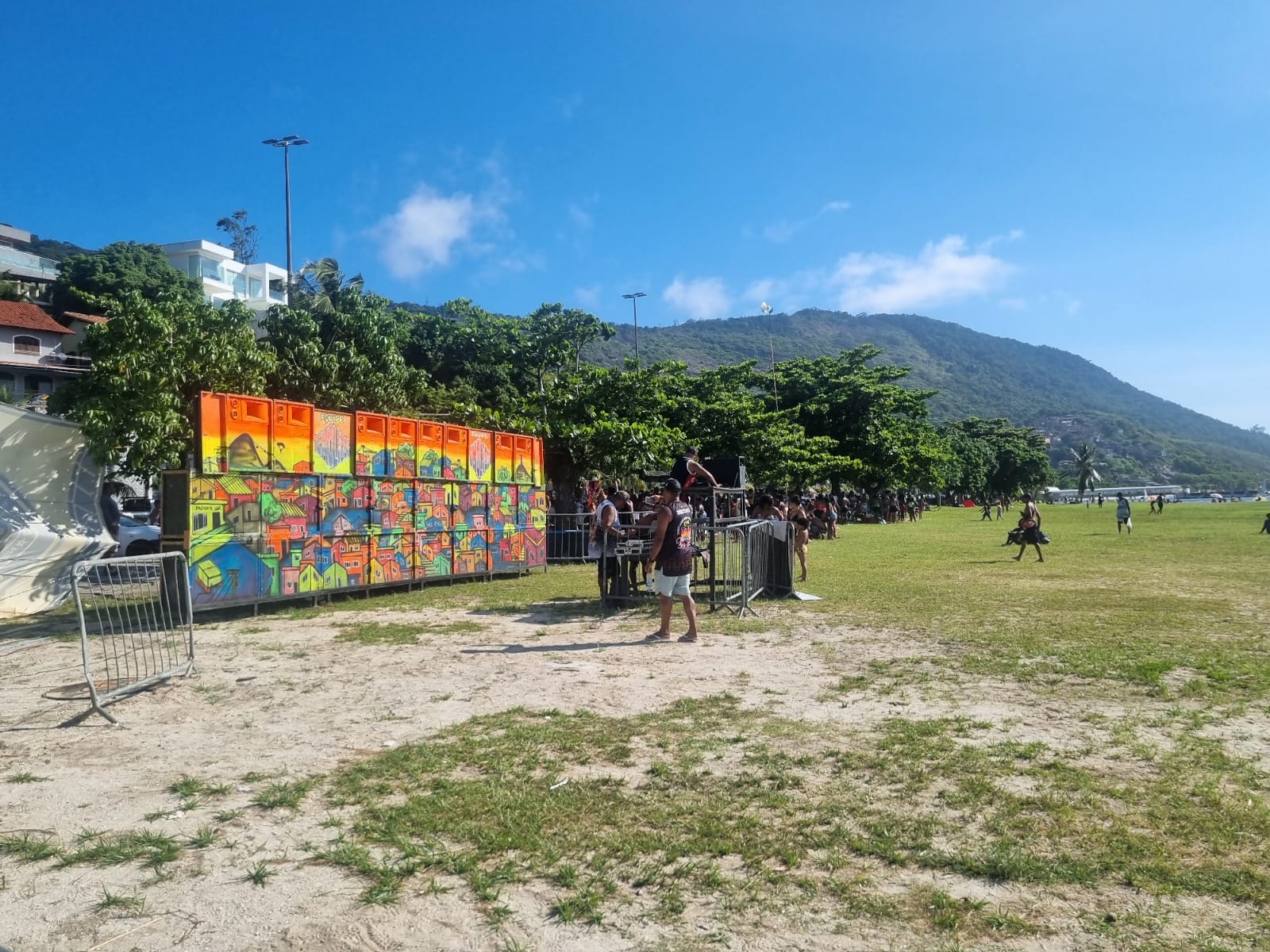 Baile funk na Praia de Charitas tem ‘batida’ da polícia