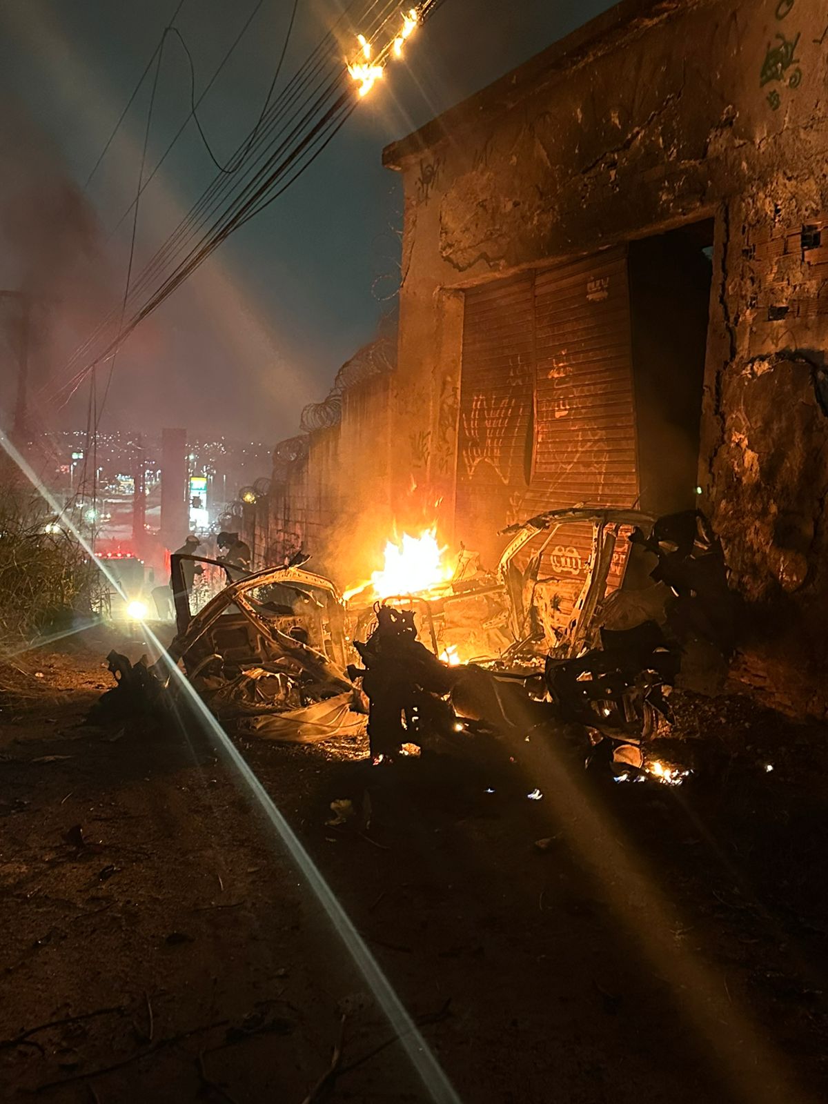 Carro pega fogo após explodir perto de hospital em SG; vídeo