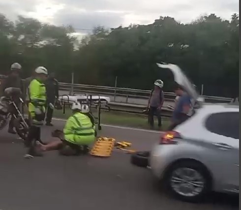 Batida entre carro e moto deixa ferido na BR-101, altura de Niterói