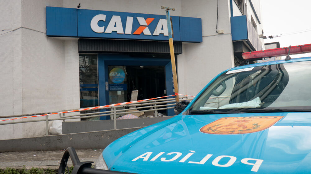 Criminosos explodem agência bancária em São João de Meriti